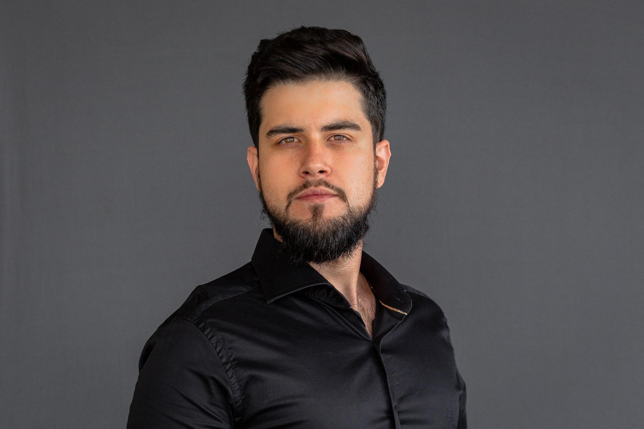 Retrato de Mychael Paranhos, cofundador da UNI IA e professor de Marketing no Sebrae
